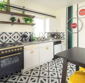 Mikrowelle, Ofen, Herdplatte, Geschirrspüler