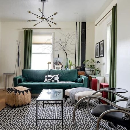 テレビ. Cozy 2-bedroom in Quaint Cabbagetown - close to beltline and stadium