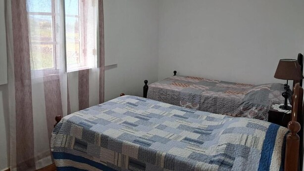 3 slaapkamers, een strijkplank/strijkijzer, gratis wifi, beddengoed