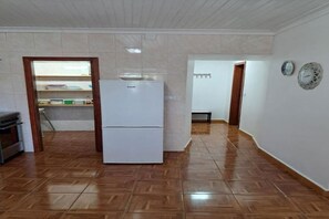 Fridge, microwave, oven, stovetop - Saint Catherine House (Fonte do Bastardo)