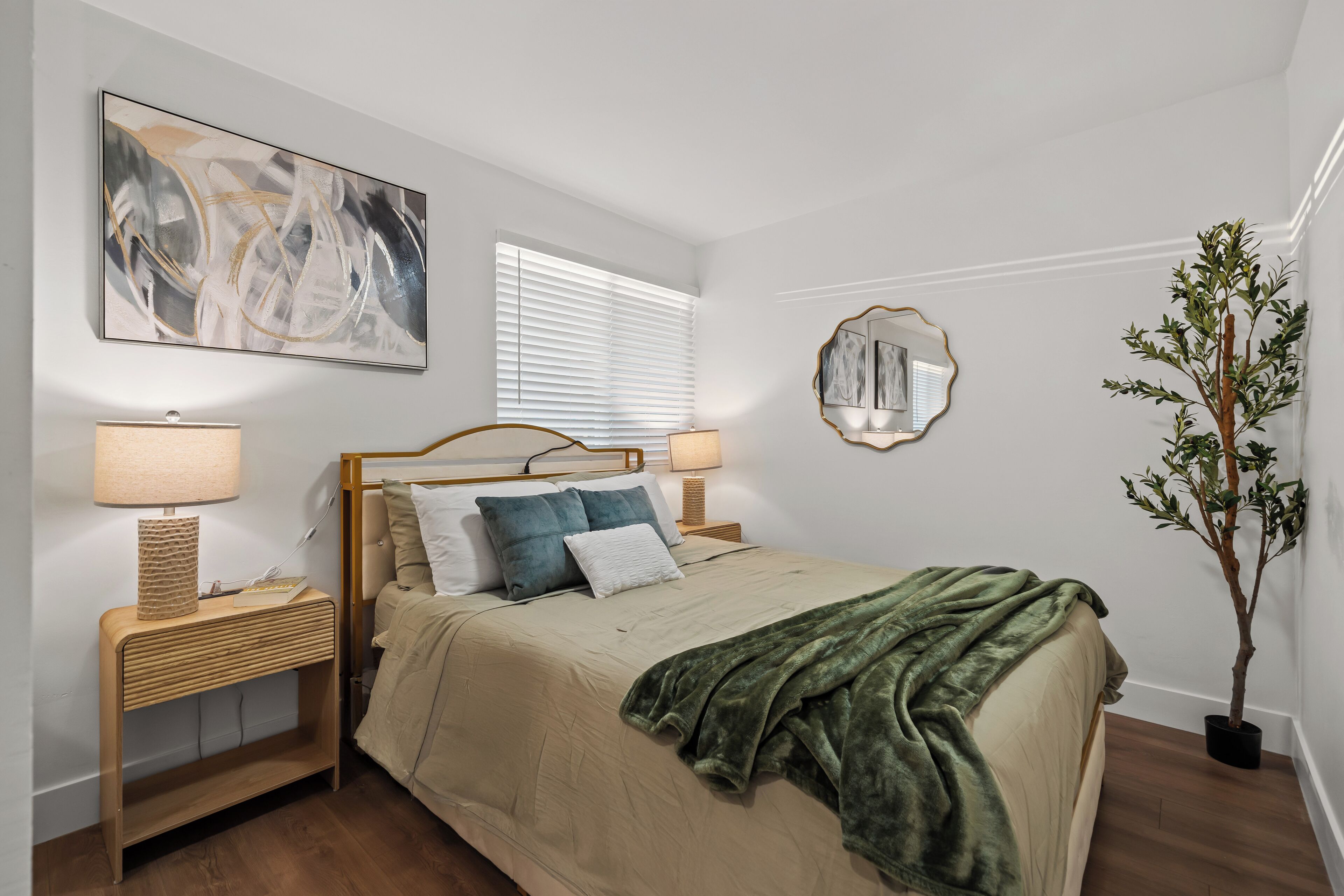 Schreibtisch, Bügeleisen/Bügelbrett, kostenloses WLAN, Bettwäsche