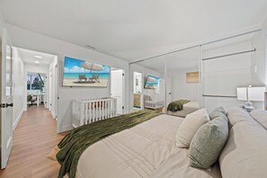 Een bureau, een strijkplank/strijkijzer, gratis wifi, beddengoed