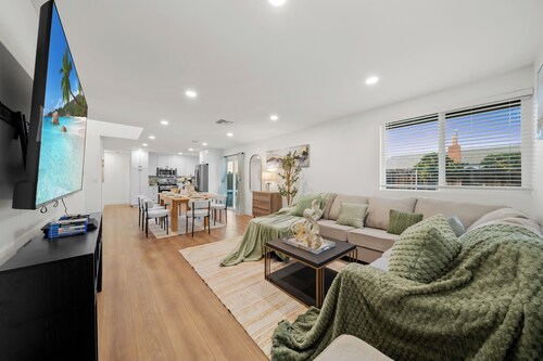 4BR/2Bth, Hot Tub, King Bed, Garage, Gated Backyard