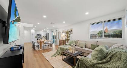 4BR/2Bth, Hot Tub, King Bed, Garage, Gated Backyard