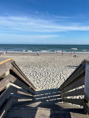 Beach - Beautiful updated 2-BR condo with access to beach & other resort amenities (Pawleys Island)