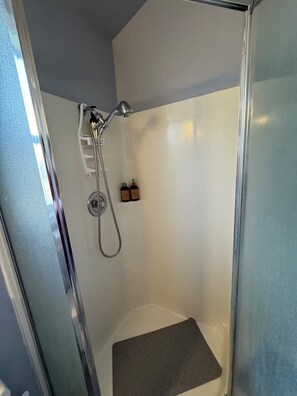 Shower, hair dryer, towels, soap - PRIVATE Bedroom and bath, with private entrance (Santa Rosa)