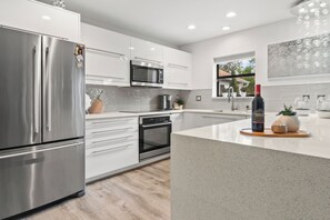 Réfrigérateur, micro-ondes, plaque de cuisson, lave-vaisselle