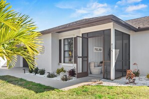 Exterior - NEW! Peaceful Water Lily House with Pool-Near Beaches & much more (Venice)