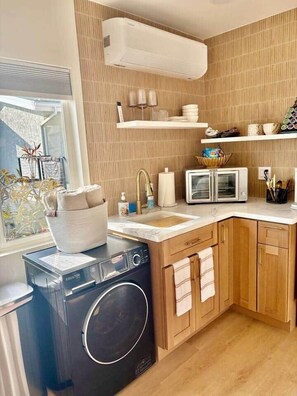 Refrigerador, microondas, tostadora y utensilios de cocina 