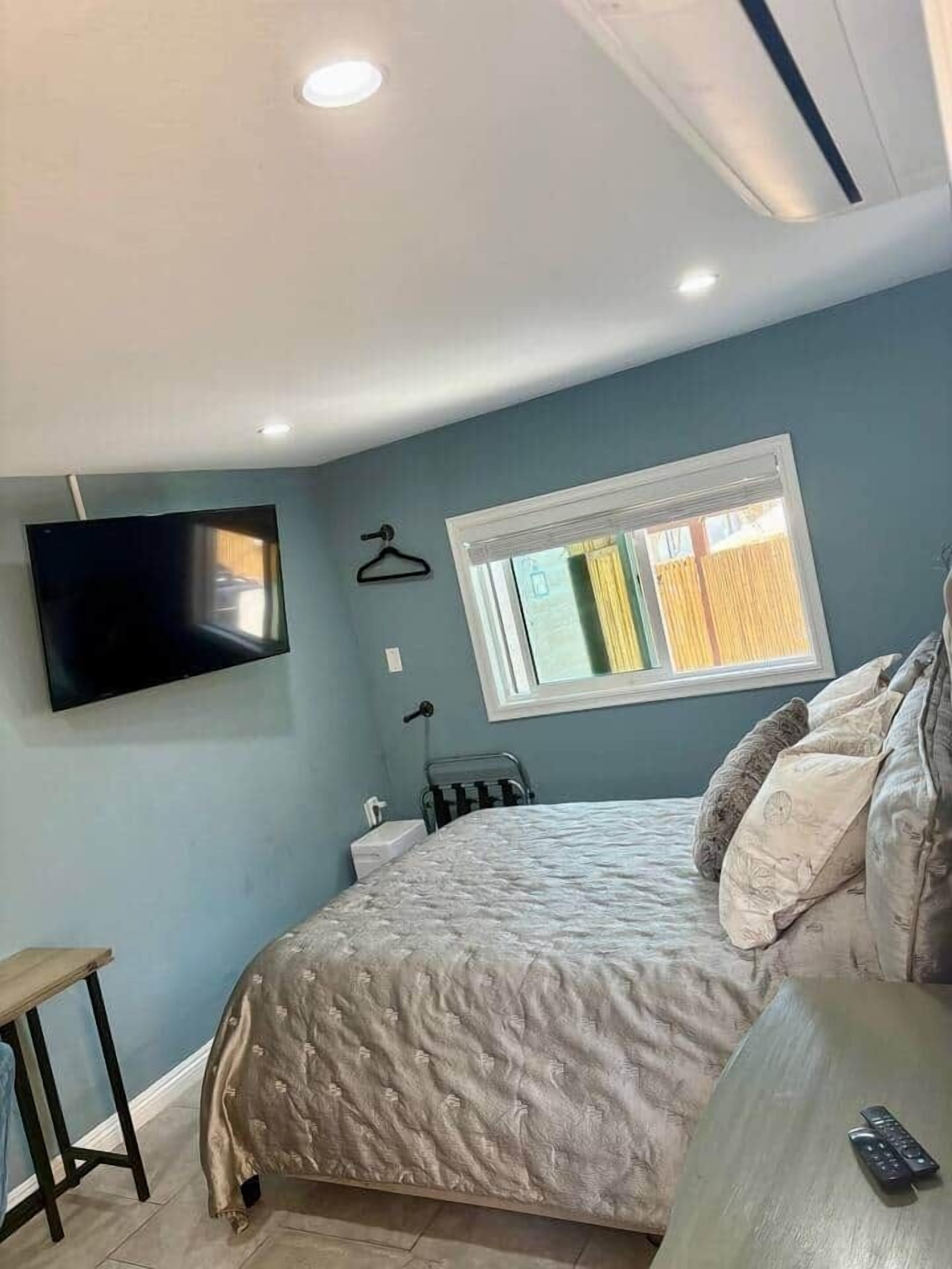 Tabla de planchar con plancha, wifi y ropa de cama 