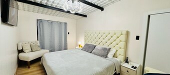 House with a view of the city and its volcanoes, meters from the city.