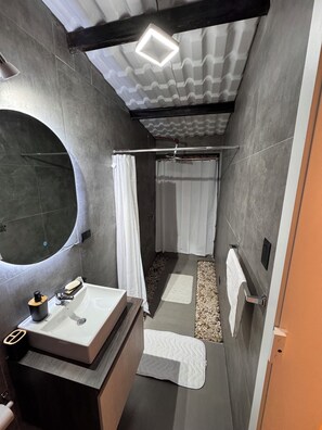 Haartrockner, Handtücher, Seife, Toilettenpapier