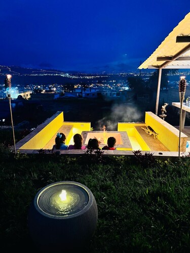 House with a view of the city and its volcanoes, meters from the city.