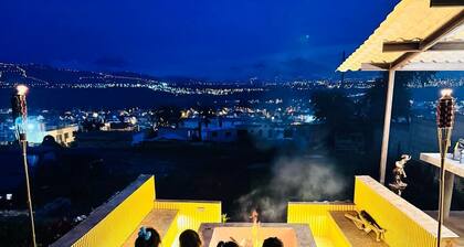 House with a view of the city and its volcanoes, meters from the city.