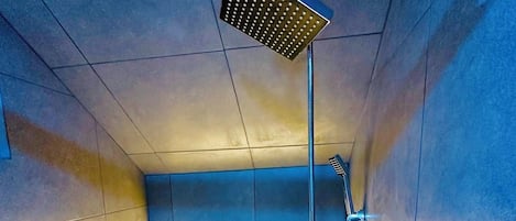 Douche, sĂšche-cheveux, serviettes fournies, savon