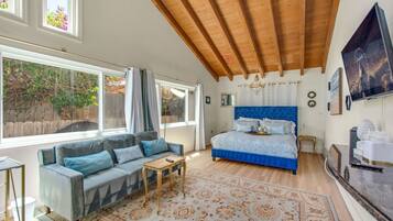 5 間睡房、書桌、熨斗/熨衫板、可攜式嬰兒床