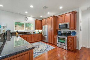 Een koelkast, een magnetron, een oven, een kookplaat