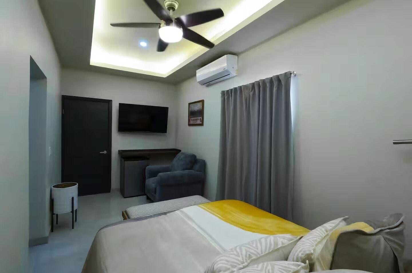 Een strijkplank/strijkijzer, internet, beddengoed