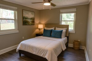 3 bedrooms, iron/ironing board, WiFi, bed sheets - Cute 3BR 1.5 Bath, Fully Renovated Bungalow in Downtown Columbia, SC. (Columbia)