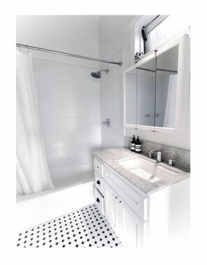 Hair dryer, towels, soap, toilet paper - World Cup Retreat - Private 3BR Craftsman Home w/ Yard, Studio, in Highland Park (Los Angeles)