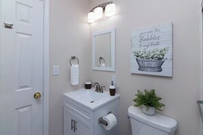 Secadora de cabello, toallas, jabón, papel de baño 