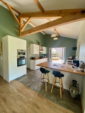 Kühlschrank, Mikrowelle, Ofen, Geschirrspüler