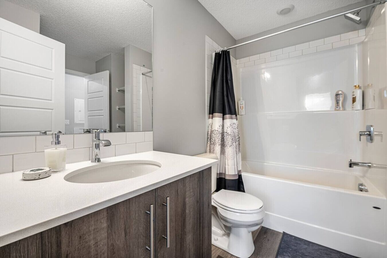 Hårtork, handdukar, tvål och schampo