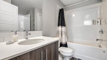 HÄrtork, handdukar, tvÄl och schampo