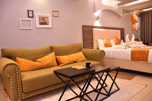 豪華雙人房 | 筆電工作空間、免費無線上網、床單