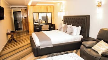 Habitación doble superior | Espacio para trabajar con laptop, wifi gratis y ropa de cama