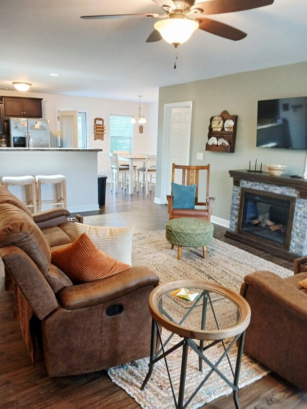 Smart TV - Modern, spacious 3 bed country home close to Camp Legeune and shopping. (Jacksonville)