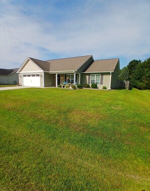 Exterior - Modern, spacious 3 bed country home close to Camp Legeune and shopping. (Jacksonville)