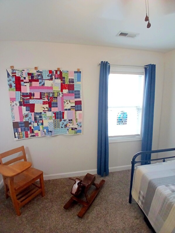 Room - Modern, spacious 3 bed country home close to Camp Legeune and shopping. (Jacksonville)