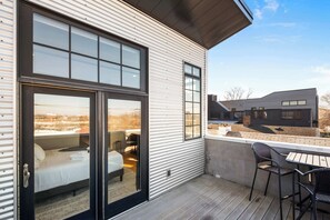 Outdoor dining - Luxurious Downtown Escape W Theater & City Views! (Louisville)