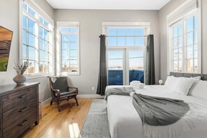 Desk, iron/ironing board, WiFi, bed sheets - Luxurious Downtown Escape W Theater & City Views! (Louisville)