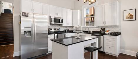 Réfrigérateur, four à micro-ondes, un four, surface de cuisson