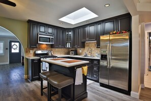 Fridge, microwave, oven, stovetop - Carson Retreat Near LAX, SoFi Stadium & Beaches (Carson)
