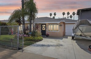 Exterior - Carson Retreat Near LAX, SoFi Stadium & Beaches (Carson)