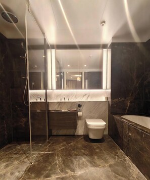 Towels, toilet paper - Luxury 1-bedroom apartment with AC in central London (London)