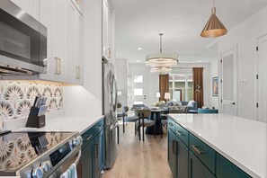 Coffee/tea maker, fridge, microwave, oven - Musgraves | New Luxury Near Music Row (Nashville)