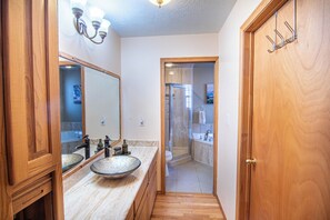 Shower, jetted bath, hair dryer, towels