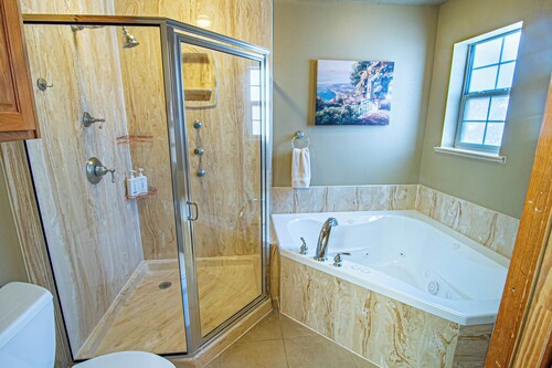 Hot tub, Pool, Grill, Patio, Gym, Game Room, Washer/Dryer, Pet friendly house