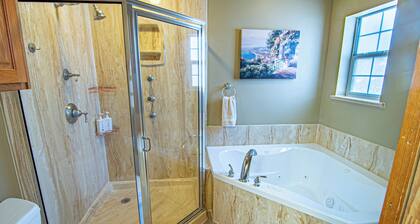 Hot tub, Pool, Grill, Patio, Gym, Game Room, Washer/Dryer, Pet friendly house