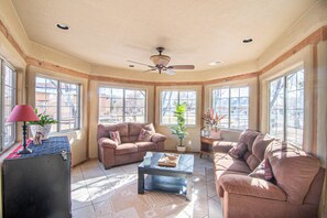 TV - Hot tub, Pool, Grill, Patio, Gym, Game Room, Washer/Dryer, Pet friendly house (Bosque Farms)