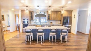 Microondas, horno, placa de cocina y lavavajillas