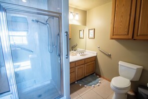 Shower, jetted bath, hair dryer, towels