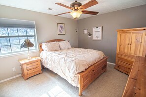 3 bedrooms, iron/ironing board, WiFi, bed sheets - Hot tub, Pool, Grill, Patio, Gym, Game Room, Washer/Dryer, Pet friendly house (Bosque Farms)