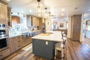 Microwave, oven, stovetop, dishwasher - Hot tub, Pool, Grill, Patio, Gym, Game Room, Washer/Dryer, Pet friendly house (Bosque Farms)