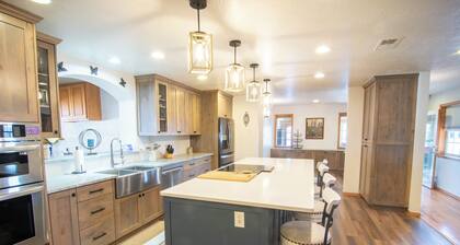 Hot tub, Pool, Grill, Patio, Gym, Game Room, Washer/Dryer, Pet friendly house