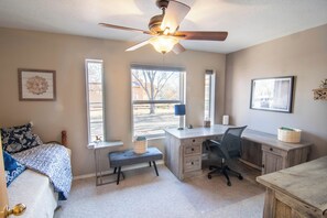 Planxa i posts de planxar, wifi i roba de llit 